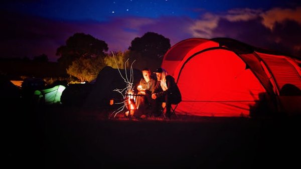 Comment organiser un camping pour explorer les grottes marines en Bretagne?