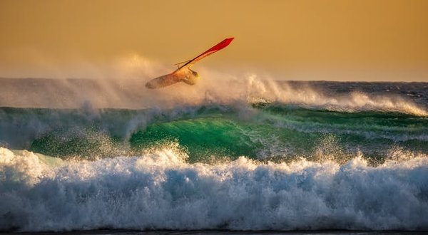 Où trouver les meilleurs spots pour la pratique du windsurf à Madère, Portugal : saisons et conseils ?